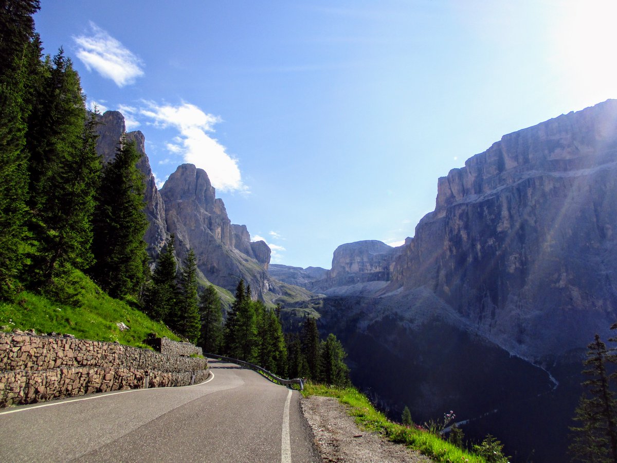 3/ Passo Sella (desde cruce con Passo Pordoi) https://www.1001puertos.com/2012/10/passo-sellasellajoch-por-cruce-passo.html