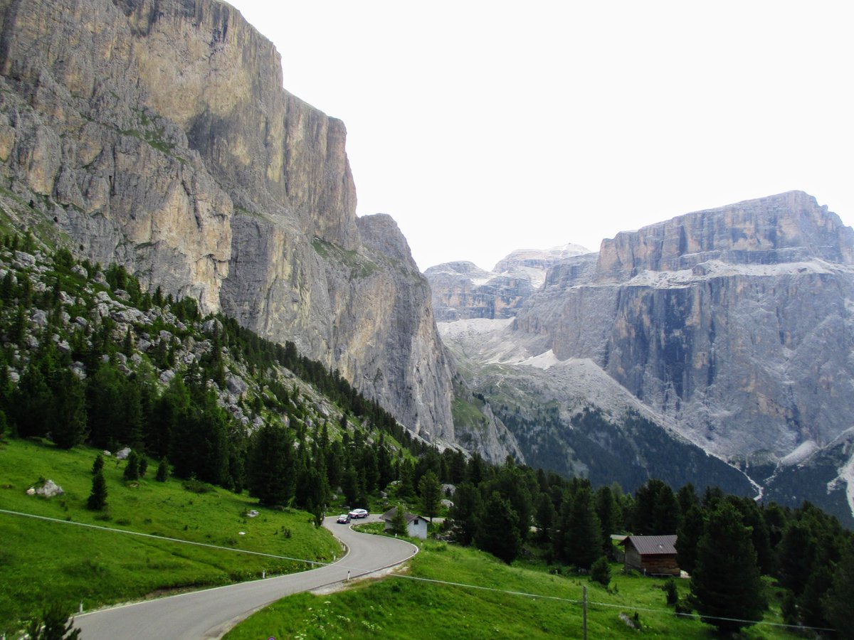 3/ Passo Sella (desde cruce con Passo Pordoi) https://www.1001puertos.com/2012/10/passo-sellasellajoch-por-cruce-passo.html