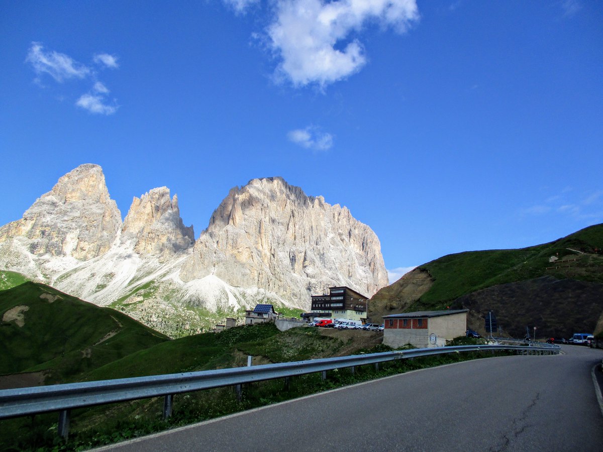 3/ Passo Sella (desde cruce con Passo Pordoi) https://www.1001puertos.com/2012/10/passo-sellasellajoch-por-cruce-passo.html