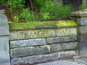 Today, Strangers’ Gate is marked at the 106th Street entrance from Central Park West  https://thombradley.wordpress.com/2020/09/30/nyc-are-there-really-gates-at-the-central-park-entrances