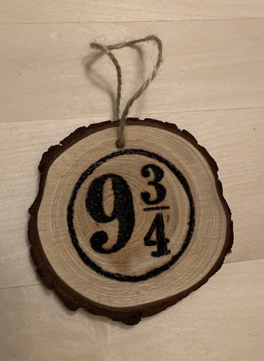 JLJWoodArt's tweet photo. aOnce my family friend said "Wow she is very confident" when she saw someone wearing a 9 3/4 shirt because she thought it was a 9 3/4 out of 10. #harrypotter #harrypotterfanart #hp #hpfanart #nineandthreequarters #pyrography #woodburning #fanart #fandom #Hermione #ronweasley https://t.co/lFaUywTb0F