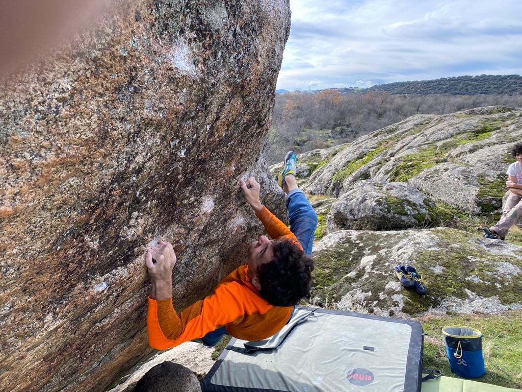 Samuel Gomez training at Gregor Samsa, 7B+ , with his TRAD VELCRO climbing shoes & his training GRADE chalk bag XXL💥 #tulsontolf #indomitableclimber #rockclimbing #boulder #bouldering #escalada #climbing #climbing_is_my_passion #climbingshoes #training https://t.co/i2dUfqyaJo