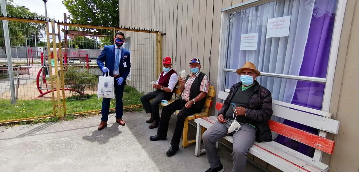 SenamaAraucania's tweet photo. En #Angol, funcionarios de Gobierno llegaron hasta el Condominio de Viviendas Tuteladas (CVT) de la capital provincial de #Malleco, para informar a todos los residentes adultos mayores las medidas decretadas por el @ministeriosalud y así disfrutar de un #EclipseResponsable 🌓. https://t.co/EDfpjcbGnd