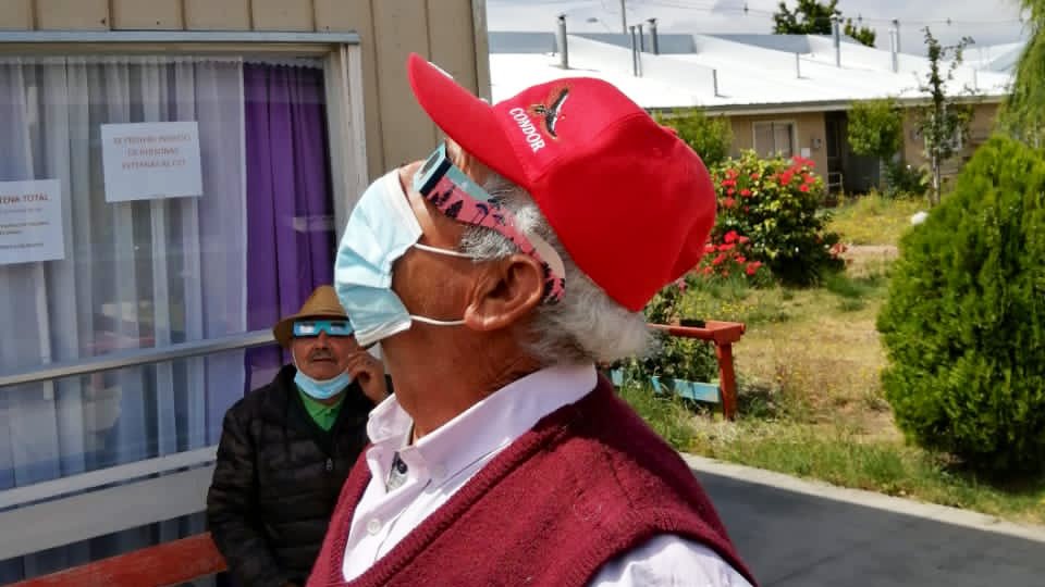 SenamaAraucania's tweet photo. En #Angol, funcionarios de Gobierno llegaron hasta el Condominio de Viviendas Tuteladas (CVT) de la capital provincial de #Malleco, para informar a todos los residentes adultos mayores las medidas decretadas por el @ministeriosalud y así disfrutar de un #EclipseResponsable 🌓. https://t.co/EDfpjcbGnd