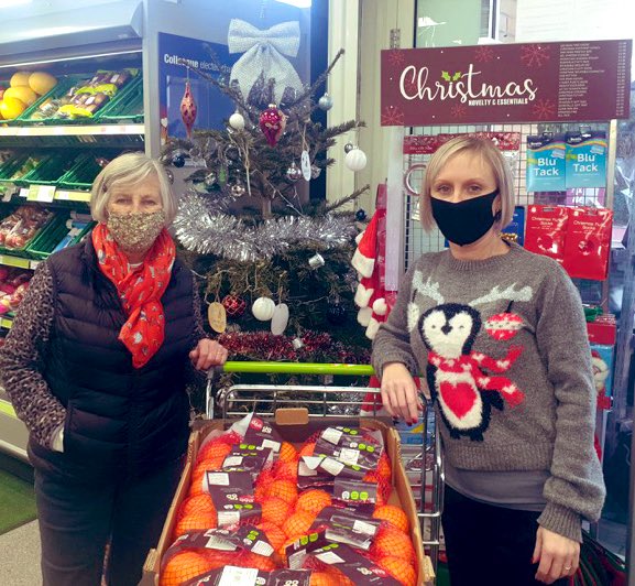 Kerry giving our annual donation of oranges 🍊 to <a href="/Staplefordsth/">St Helens Stapleford</a> for their Christingle event 🎄🎅🏼 @ Hickings Lane #goodwilltoall #stapleford #christingle #community #Nottingham <a href="/mycoopfood/">Central Co-op Food</a> @CJWright_85