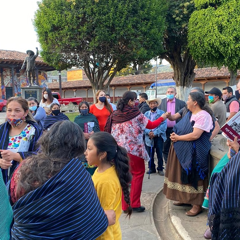soychelaandrade's tweet photo. Ayer compañeras y amigas de santa fe de la laguna resaldaron el proyecto que con mucho amor y compromiso asumiremos en próximos días. 

#Contigo #Haremos #Renacer  #Michoacán.

#unidadparalasmujeres
#EsTiempoDeLasMujeres #GracielaConPueblosIndigenas
#PurhépechasConGracielaAndrade https://t.co/0dLOjS2cJE