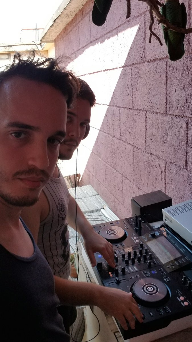 3Waves_music's tweet photo. Rehearsal time..
#3waves #WatchTheExperience #electronicmusic https://t.co/yY5EtmUDrw