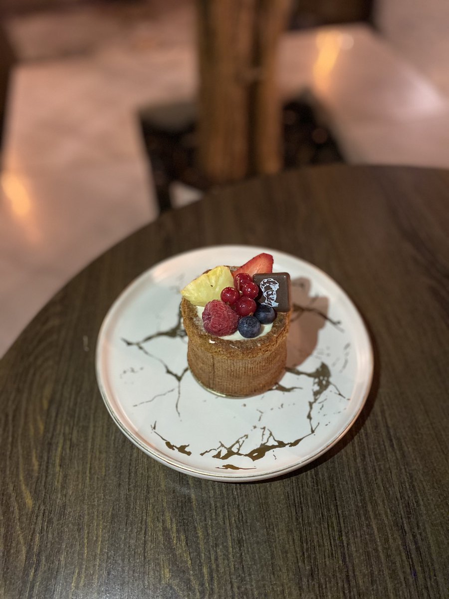 Triedandtagged's tweet photo. 📍EL FORNAIO - حي الندى 

الطلبات 
لاتيه صغير/ ١٤﷼
اكلير فواكه/ ٢٠﷼

قهوة ومخبز عندهم الحلى انواع واشكال وبرضو يقدمون ساندوتشات وسلطات جربت اكلير الفواكه مره لذيييذ😋 واللاتيه مضبوط👌🏻
المكان جميل و راايق وفيه جلسات خارجية😍 https://t.co/9USwPB59So