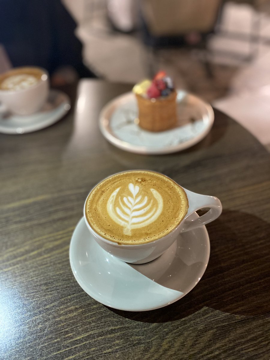 Triedandtagged's tweet photo. 📍EL FORNAIO - حي الندى 

الطلبات 
لاتيه صغير/ ١٤﷼
اكلير فواكه/ ٢٠﷼

قهوة ومخبز عندهم الحلى انواع واشكال وبرضو يقدمون ساندوتشات وسلطات جربت اكلير الفواكه مره لذيييذ😋 واللاتيه مضبوط👌🏻
المكان جميل و راايق وفيه جلسات خارجية😍 https://t.co/9USwPB59So