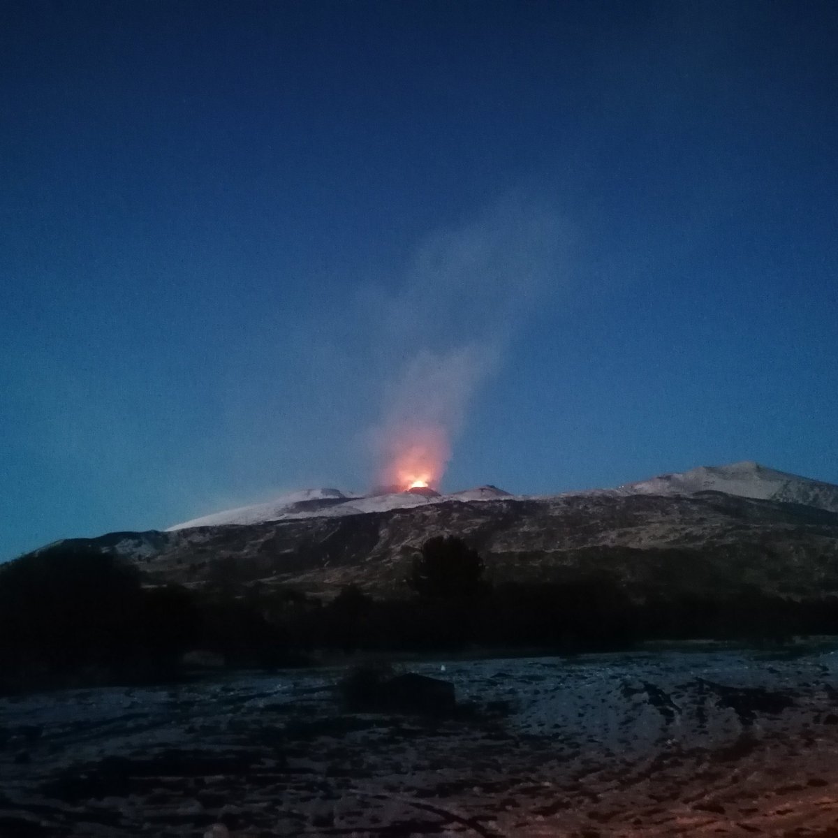 Nature is a theatre.

#Etna 14.12.2020
➡️ trailsofsicily.com