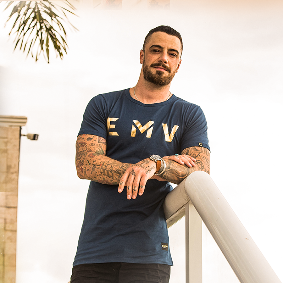 Emiveoficial's tweet photo. Camiseta "EMV FOIL GOLD" estampa metalizada dourada. 🔥⚡ https://t.co/Z8fEf2P7B3