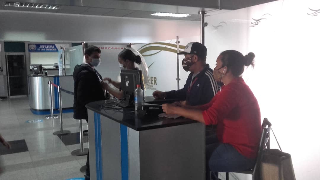 baer_ve's tweet photo. #ReporteBAER | #14Dic Cumplidas las medidas de bioseguridad, usuarios del @aeroporlamar en Nva. Esparta, ingresaron a las instalaciones aeroportuarias para abordar su vuelo que los trasladará a su próximo destino ¡Desde @BAERVenezuela auguramos buen viaje! #PuebloValienteYDigno https://t.co/lLDBHTvYNV