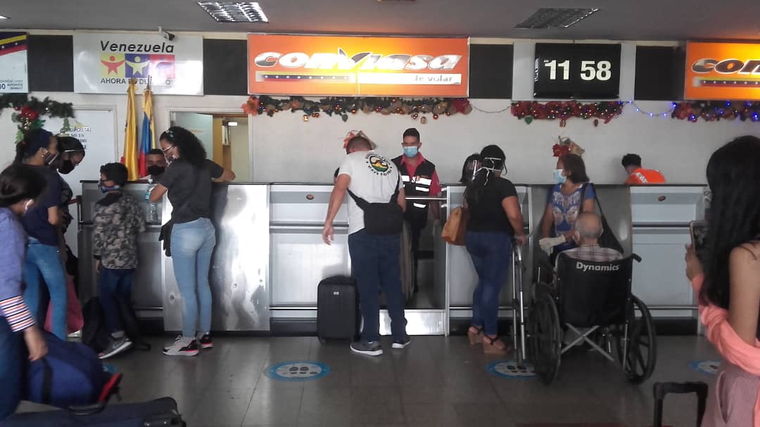 baer_ve's tweet photo. #ReporteBAER | #14Dic Cumplidas las medidas de bioseguridad, usuarios del @aeroporlamar en Nva. Esparta, ingresaron a las instalaciones aeroportuarias para abordar su vuelo que los trasladará a su próximo destino ¡Desde @BAERVenezuela auguramos buen viaje! #PuebloValienteYDigno https://t.co/lLDBHTvYNV