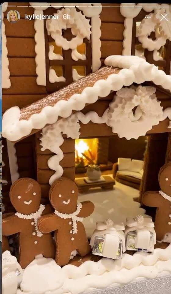 Jezziiep's tweet photo. Hasta las galletas de Kylie Jenner tienen familia, casa en la colina y viven mejor que yo. #YaLlevameDiosMio https://t.co/NeUIhuAr0w