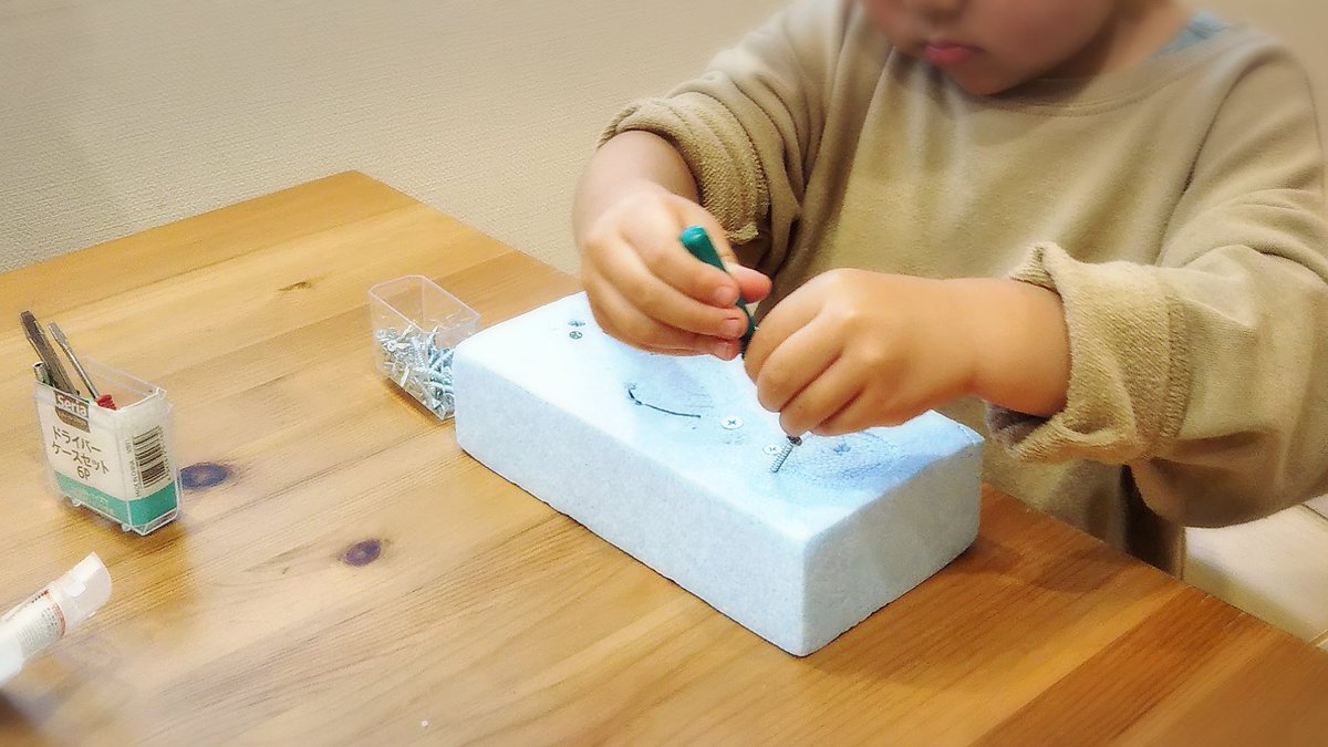 なつめ 5y3y 最近のヒットおもちゃ 100均で買った 発泡スチロールブロック 小さいドライバー ねじ の３つでねじ回し遊び 発泡スチロールブロックに刺してねじねじ回してく こどもってドライバーとか大好きだよねぇ