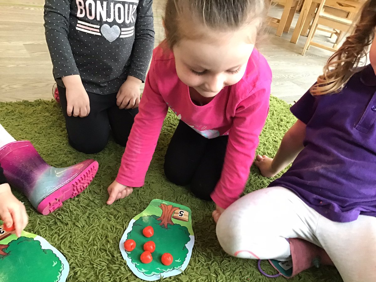 SerfsSt's tweet photo. 🌈 🦄 continue to demonstrate their awareness of one to one correspondence during play, learners made us of the apple game to identify numbers from the cards before matching the number of apples correctly🍎 #activenumeracy #numeracythroughplay https://t.co/4KGjWfbcae