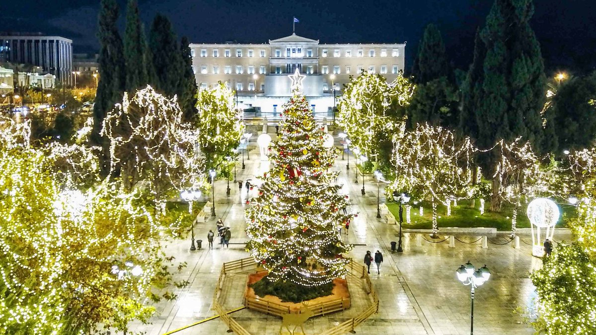 The lights are on in Syntagma Square, where the Christmas tree is dedicated to the heroes who have been on the frontlines for #Athens this holiday season and every day of the year. 🌟🎄 Merry Christmas! 🌟🎄