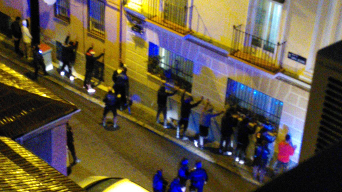 EspBellasVistas's tweet photo. Redada en Tenerife esquina Santa Juliana . Están cacheando un@s 13 chaval@s , según hemos contado.  La policía no nos puede dar información “del operativo “, dicen.

Esperamos que no venga otra época de redadas masivas y criminalización del barrio, ¡por favor! https://t.co/msUcJUCCIR
