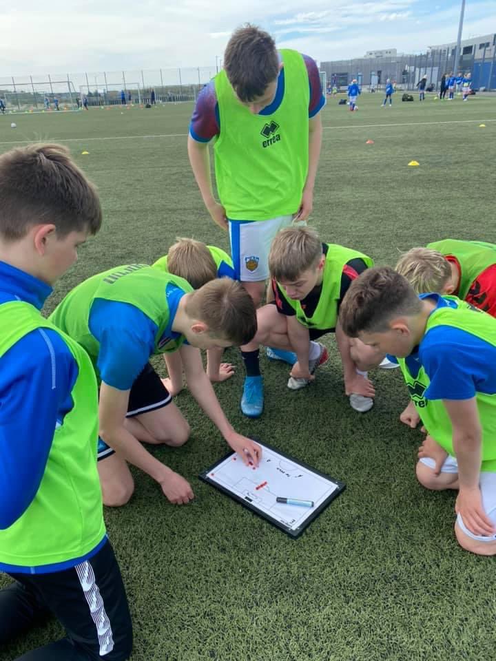 AlexMFMassot's tweet photo. 🧮 Let them solve the problems.
#share
🧾 Let them find the solutions.
#communicateeffectively
📏 Allow mistakes.
#growingup
👨🏻🎨 Welcome the creativity.
#newpaths
🔵🔵🔵
#positivefootball #nofearintruth #learned #trusttheprocesstheysay #buildingvalues #KSÍ #ÁframFram https://t.co/pEWlf866FE