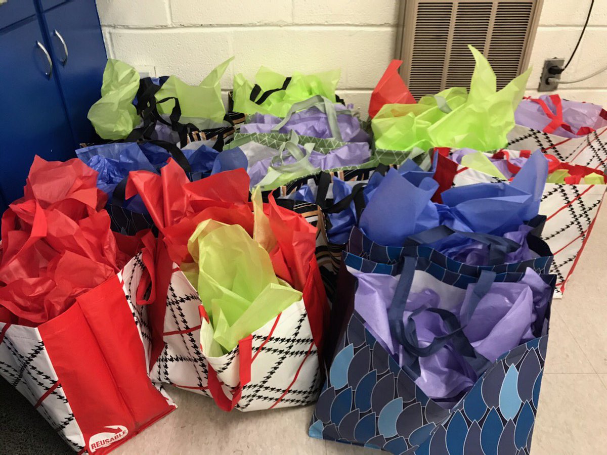 SLPQEB's tweet photo. SLP with the help of UNIFOR 555 and ETFOHP created bags of hope for Three Oaks https://t.co/DfuUx7wj0K
