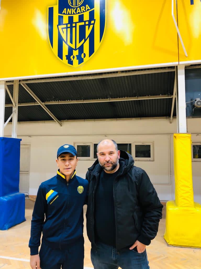 1910Ardaa's tweet photo. Gözü kara bir sevdaya kapılmış gidiyoruz. Ne acı ne keder yıkamaz bizi. #ANKARAGÜCÜM #YENİDOGAN #MARATON💛💙 @DoverHaluk https://t.co/EPwUNp2XKd