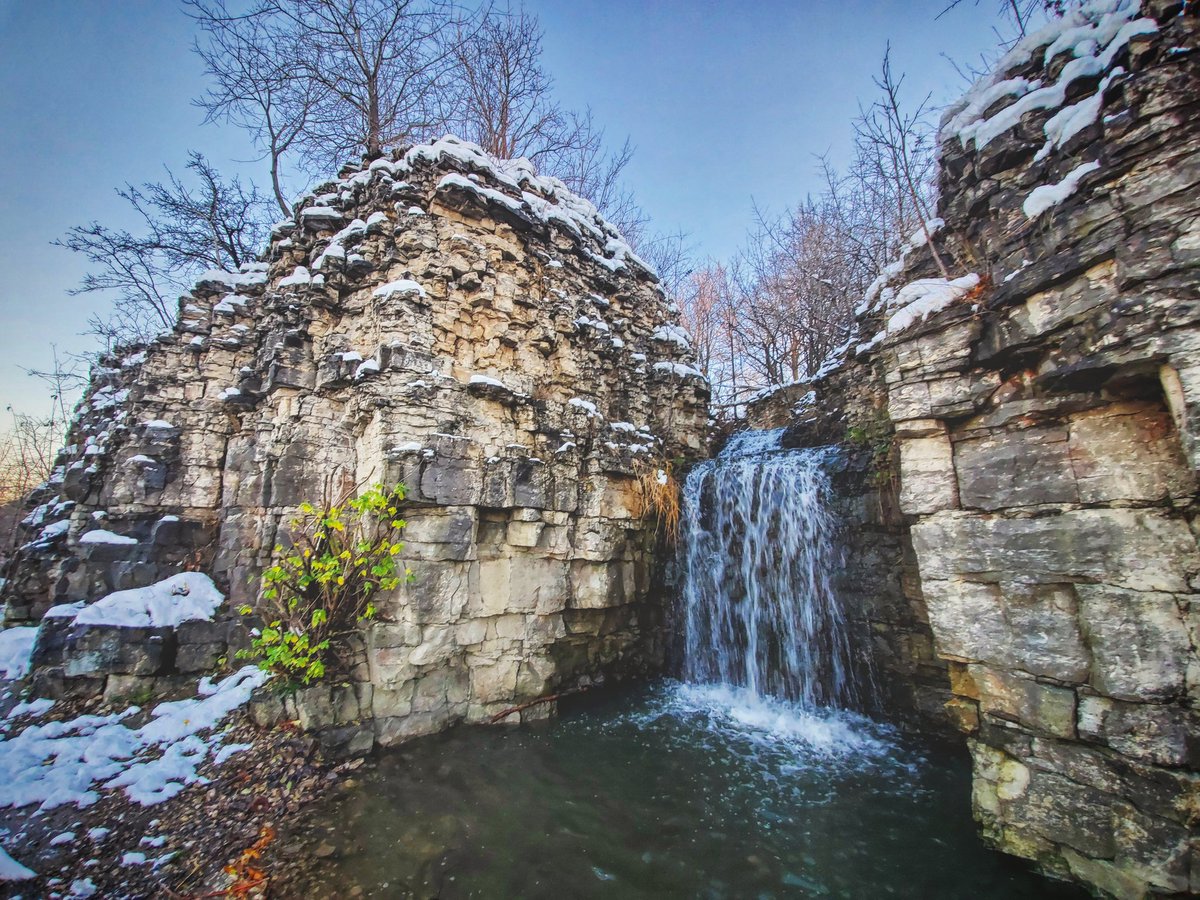 CLIMBHamilton's tweet image. It's perfectly acceptable to chase waterfalls as you summit #EverestInHamont. You have a few to choose from as you champ up and down the Chedoke Rail Trail 4x. 

Just for your safety, stick to the trail that you're used to.
Sign Up today #hamont 

climbhamilton.com