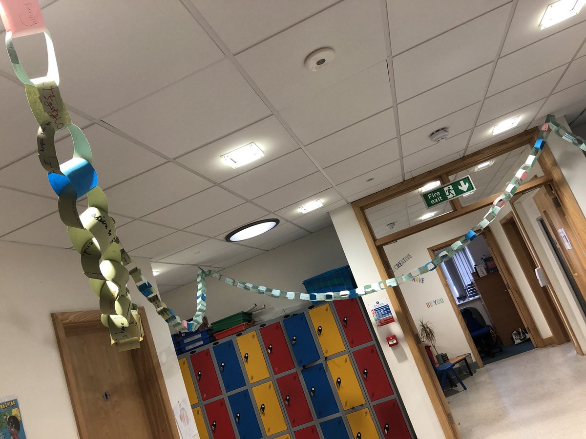 lyneschool's tweet photo. A PAUSE day was just what we needed to reflect upon the meaning of Christmas and how we can celebrate. Paper chains of hopes for 2021 and prayers for the world now decorate the school. https://t.co/wJJDwK7CVa