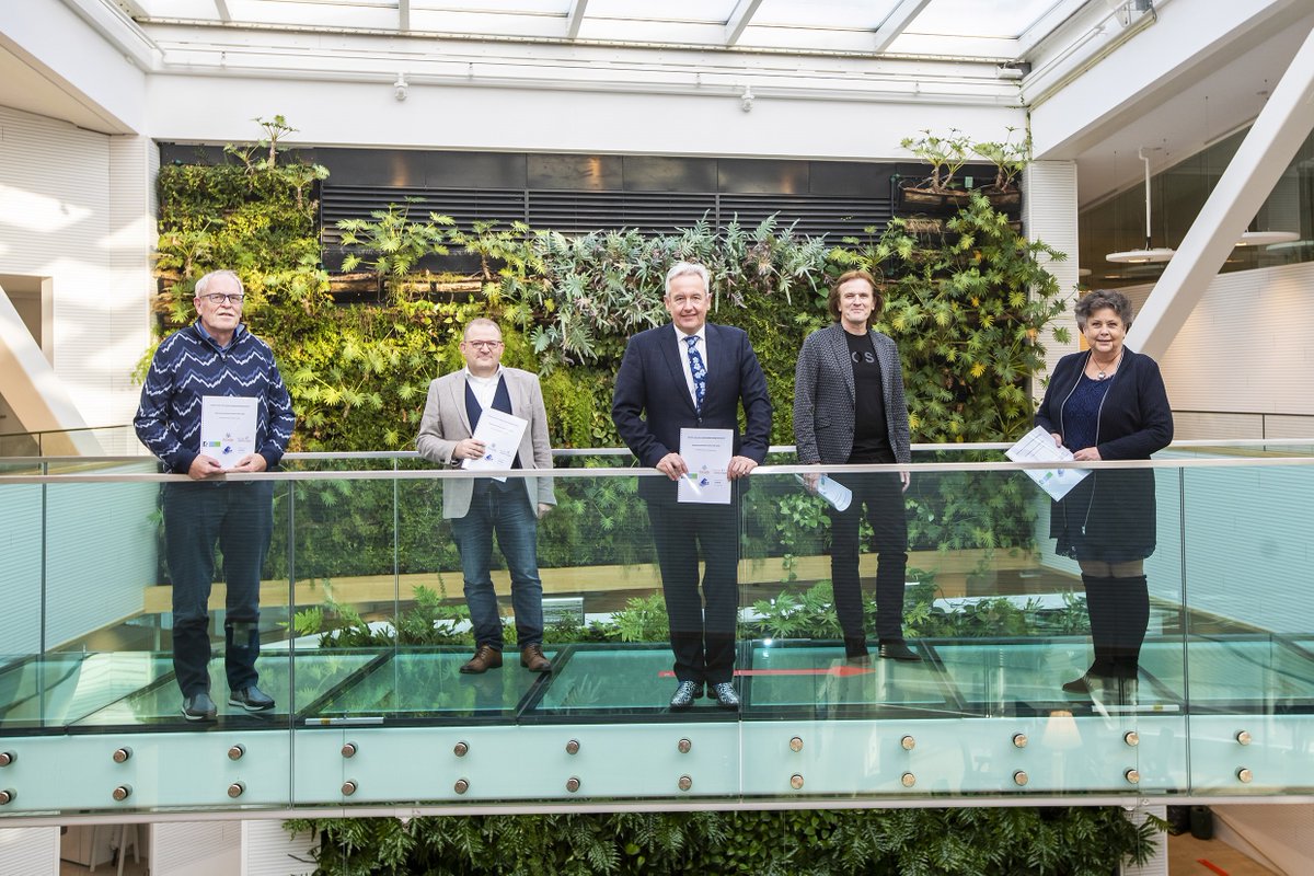 Vanmiddag tekenden wethouder Van der Stee (gemeente Westland), Ferry van der Pal (Wonen Wateringen), René Lemson (Arcade),  Henk Berendse (secretaris van Huurders Wonen Wateringen) en Mar van Duin (secretaris van Vereniging voor Arcadehuurders) de prestatieafspraken 2021-2024.