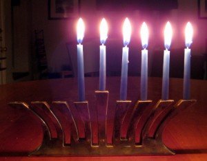 For 'five', Akkadian and Hebrew point towards *xamis-, while Arabic reflects *xams-. This could originally have been an alternating paradigm with vowel elision in the construct; Arabic often generalized the shorter form. Cf. R. C. Steiner on the process:  https://www.academia.edu/44014300/Richard_C_Steiner_Vowel_Syncope_and_Syllable_Repair_Processes_in_Proto_Semitic_Construct_Forms_A_New_Reconstruction_Based_on_the_Law_of_Diminishing_Conditioning_in_Language_and_Nature_Presented_to_John_Huehnergard_on_his_60th_Birthday_Chicago_Oriental_Institute_2012_365_390