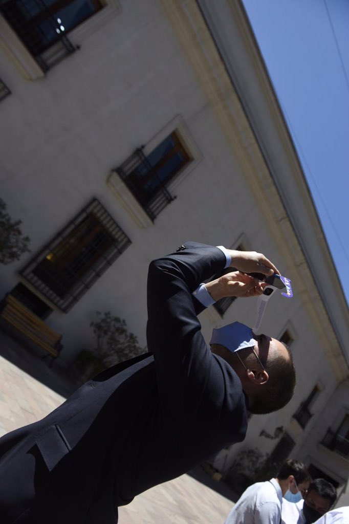 voceriagobierno's tweet photo. ¡Esta tarde nuestro país presenció un espectáculo natural sin precedentes! El Ministro Vocero @jaimebellolio, al igual que millones de chilenos, disfrutó de un #EclipseResponsable con todos los resguardos sanitarios necesarios.

Revisa cómo se vivió el eclipse desde La Moneda 📲 https://t.co/ait59vWSJv