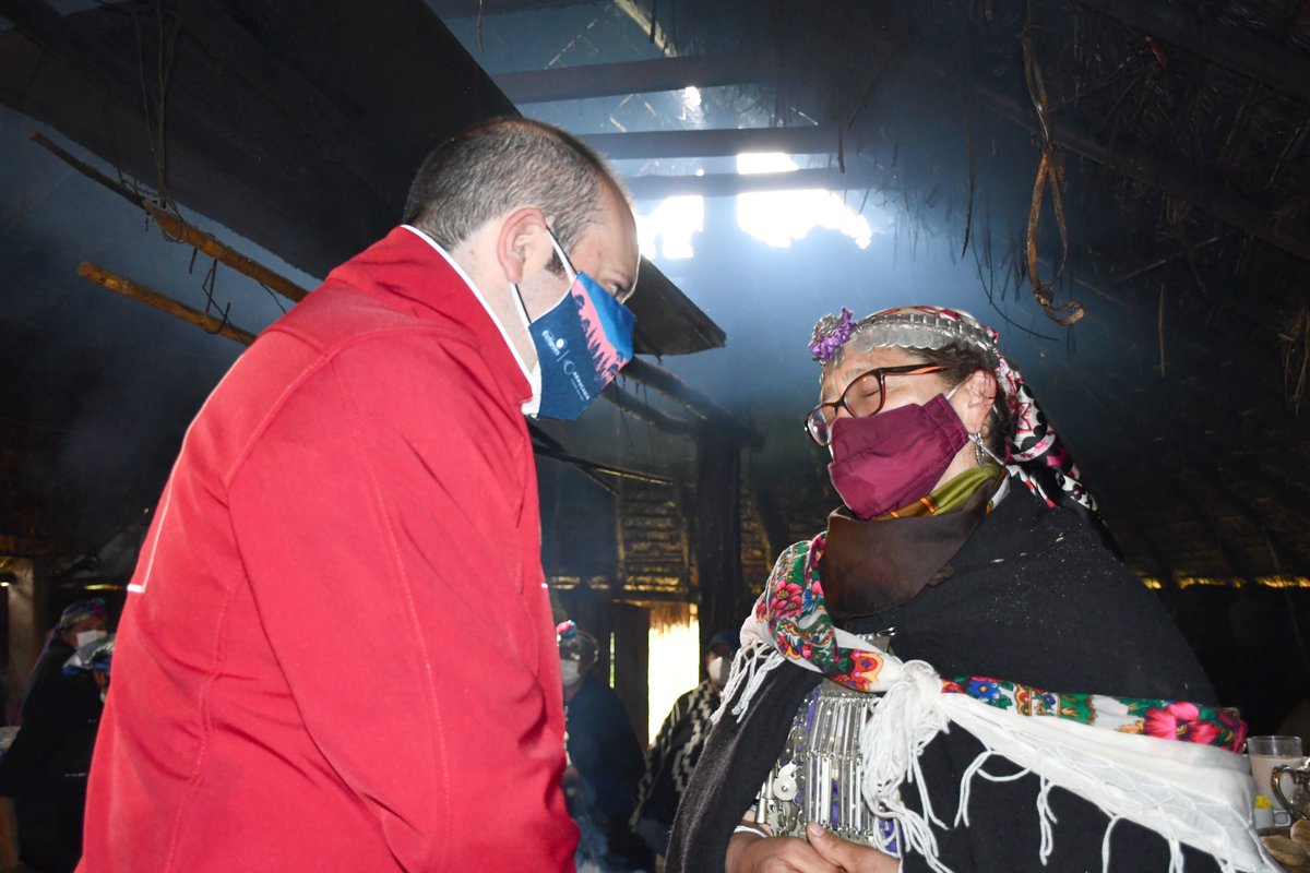 CONADI_Gob's tweet photo. [🌞🌒🌑 #ECLIPSE2020] El Director Nacional de CONADI @IMalig compartió observación del eclipse con comunidades mapuche de La Araucanía, quienes se recogieron y oraron al interior de la ruka | 💻 Más información en 👉https://t.co/e01dPzdxvo #EclipseResponsable👍 https://t.co/Vps49AeH5a