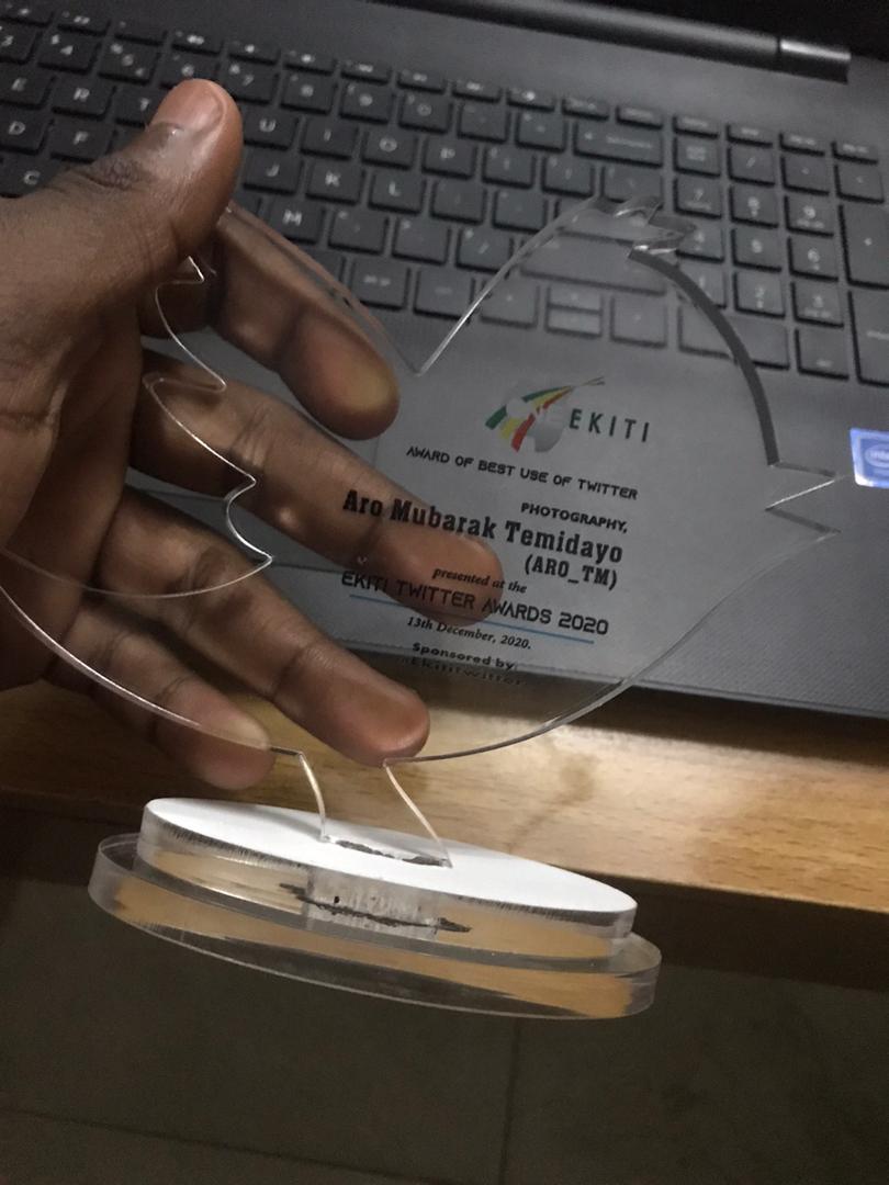 aro_tm's tweet photo. Two beautiful things happened yesterday,

1. It was my Mum's Birthday
2. At #EkitiTwitterParty3, I was awarded best use of Twitter for Photography in Ekiti State by @OneEkiti.

To everyone that made this possible I'm indeed grateful 🙏.
#EkitiKete thank you so much for the honour https://t.co/XgBhswZYCy