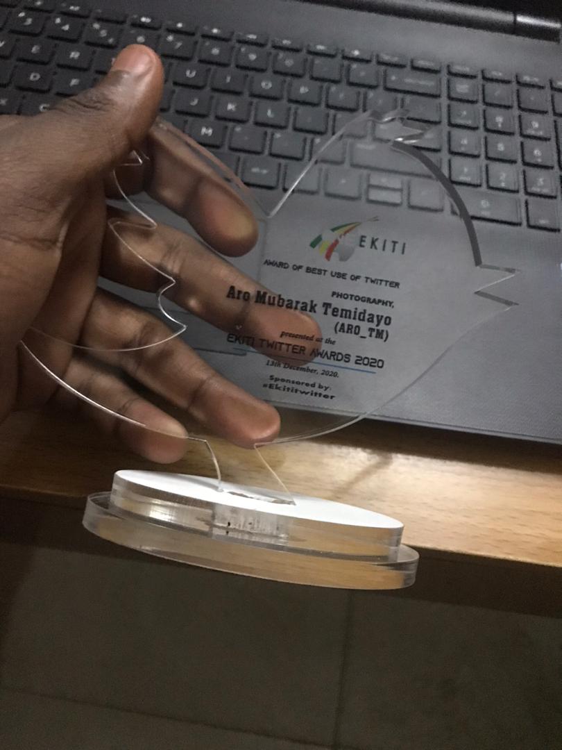 aro_tm's tweet photo. Two beautiful things happened yesterday,

1. It was my Mum's Birthday
2. At #EkitiTwitterParty3, I was awarded best use of Twitter for Photography in Ekiti State by @OneEkiti.

To everyone that made this possible I'm indeed grateful 🙏.
#EkitiKete thank you so much for the honour https://t.co/XgBhswZYCy