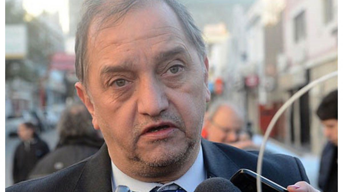 Chubut en Línea - Noticias
Derrapó: Linares salió a bancar al ex comisario Juan Alé, condenado a 8 años de prisión por abuso sexual de menores chubutenlinea.com/noticias/derra…