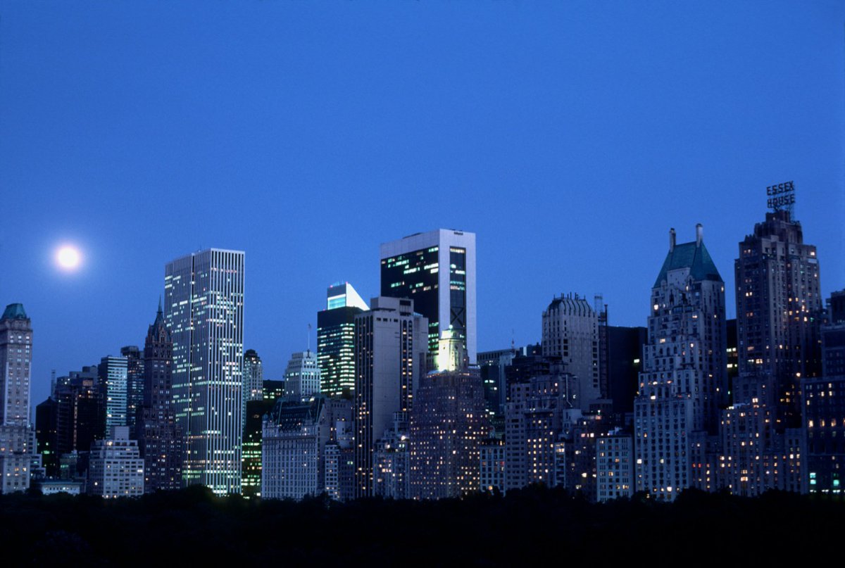 MagnumPhotos's tweet photo. East side of Manhattan under full moon rise viewed across Central Park West. New York. USA. 1987.

© Burt Glinn/Magnum Photos https://t.co/bV9KEYGp2E