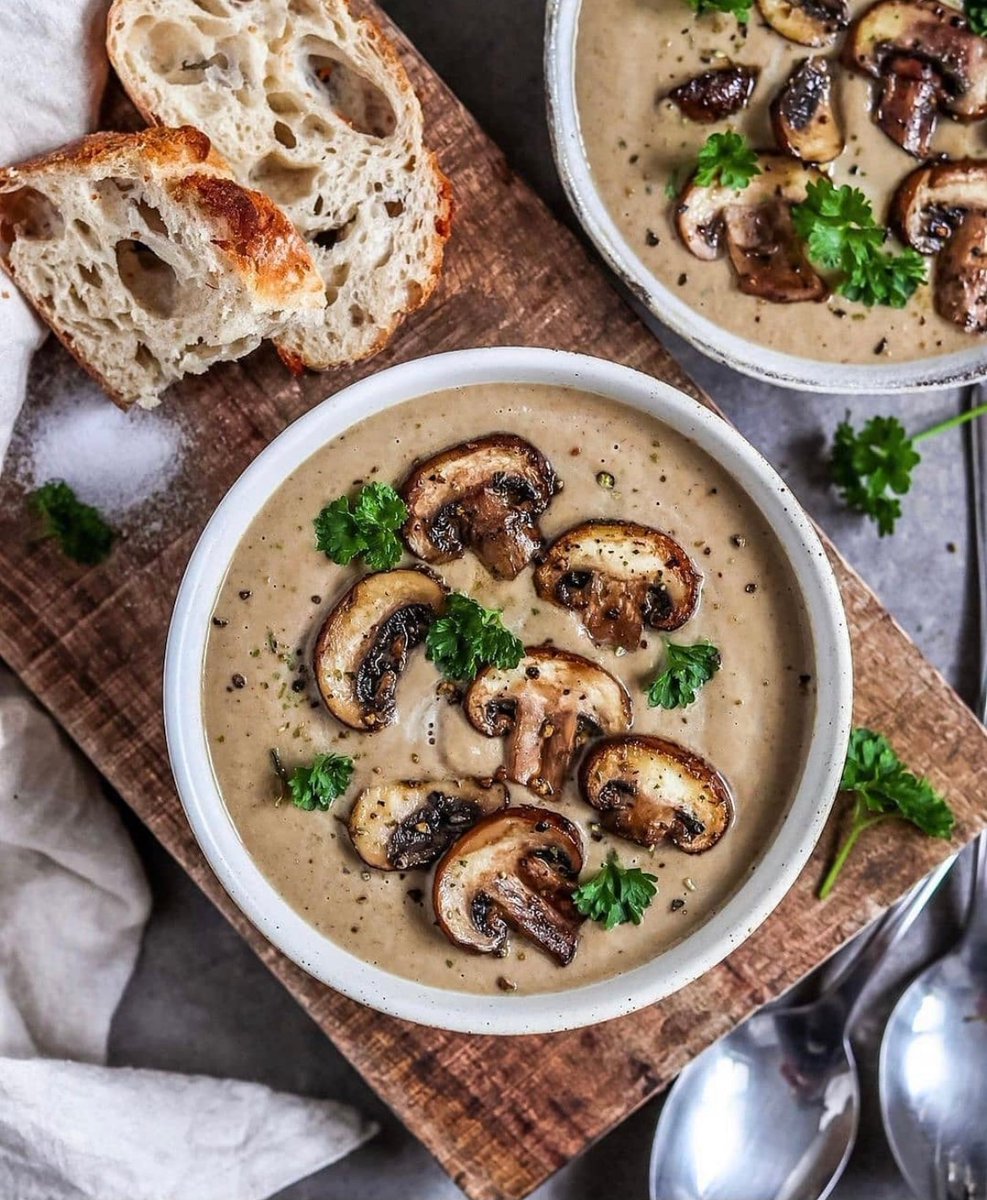 Mushroom soup! Tasty and healthy, perfect to warm up these cold days ❄️ ⁠
.⁠
.⁠
.⁠
📷 @plant_basedrecipe