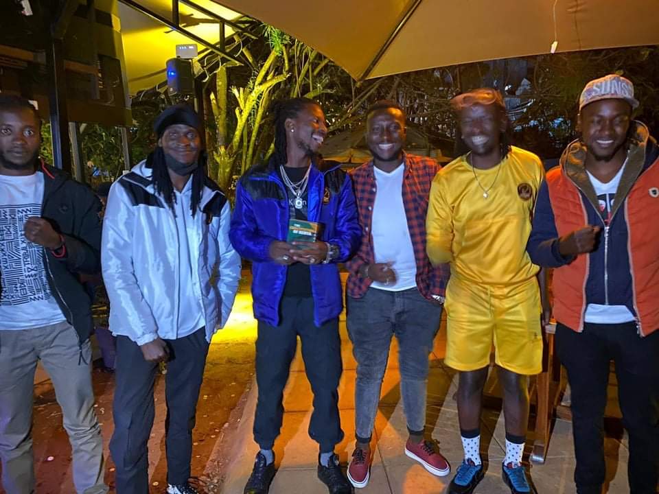 TwangaTwangaa's tweet photo. @MwiniMm & @Gtskoko of @H_ARTTHEBAND, with DJ @Elvo_Thee_One & comrade @Sungu_Oyoo. We need to engage our Kenyan artists to strengthen the movement through their artistic talent. #TUNARISE #MasafaraSiMafala #KongamanoLaMageuzi
@MutemiWaKiama @DrRoselynAkombe @ndukoomatigere https://t.co/R6eFlzpXMv