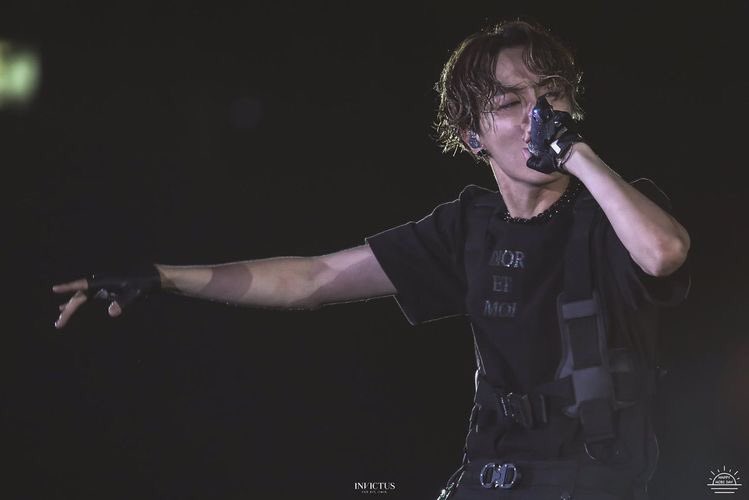 the iconic dior hoseok~