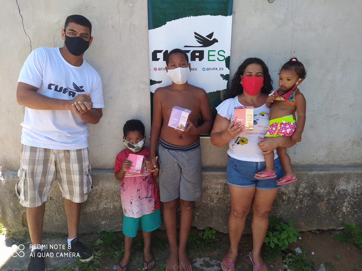 cufa_es's tweet photo. Pensa em uma festa? Foi assim também em Carapina Grande, na Serra, na entrega doce das barrinhas de cereal😋🍫❤

A nossa equipe atendeu quase 100 pessoas na ação, e a CUFA ES nunca para.
#NatalDaCufa  #cufacontraovirus #cufabrasil #cufaes #favelaépotência #aculse #maesdafavela https://t.co/MsqQoIgyli