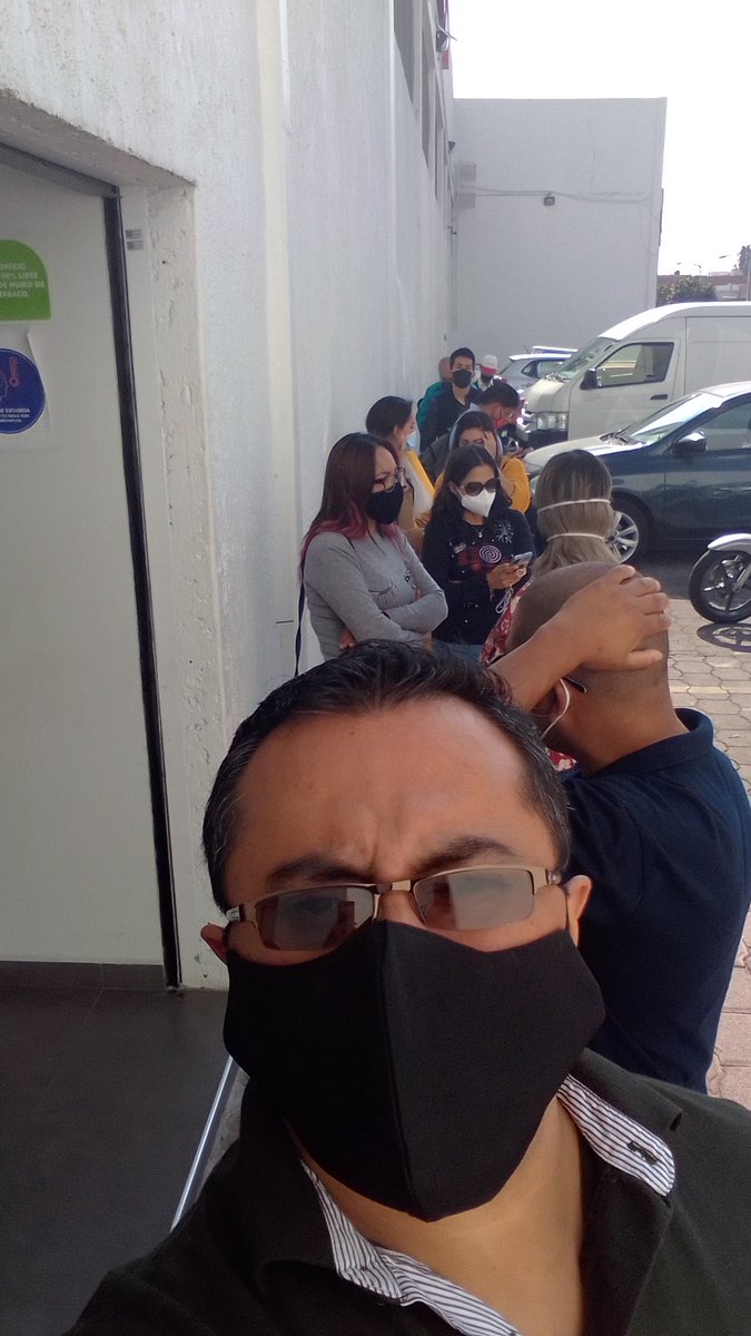 mikeliper's tweet photo. @FedEx largas filas para servicio Fedex Puebla, solo personal de limpieza 1pm a 2pm, pésimo servicio https://t.co/R17fok6JQo