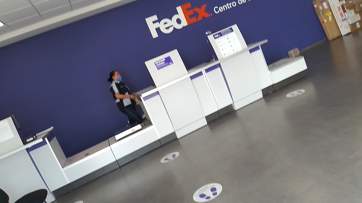 mikeliper's tweet photo. @FedEx largas filas para servicio Fedex Puebla, solo personal de limpieza 1pm a 2pm, pésimo servicio https://t.co/R17fok6JQo