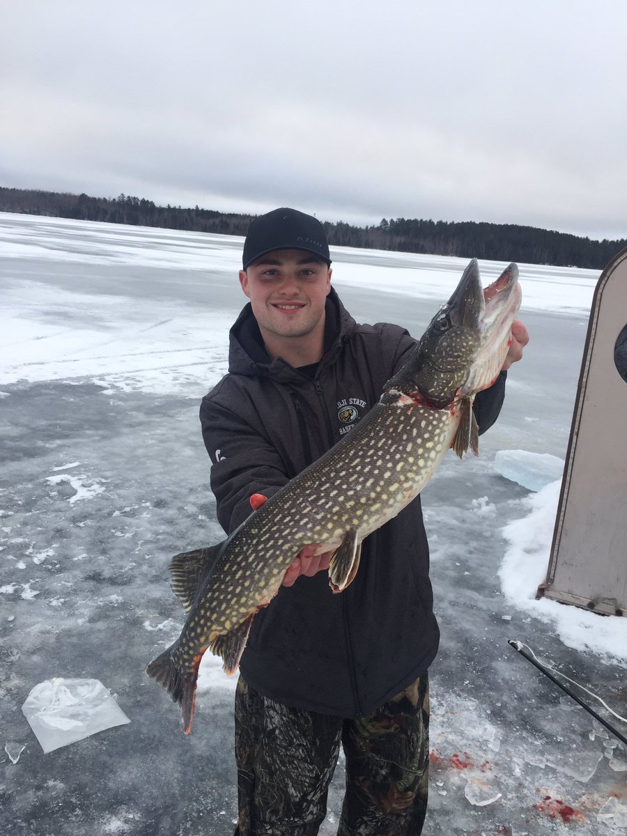 TheVoyagePod's tweet photo. Company spearing trip! You think the boys over at @monday_stories can poke fish like this? No they’re spending their weekends on the couch petting their cats and listening to their own podcast to get their view count up 🤐 @BoserNoah @kade_nelson1 @JGLes15 https://t.co/IUVF3Txpxt