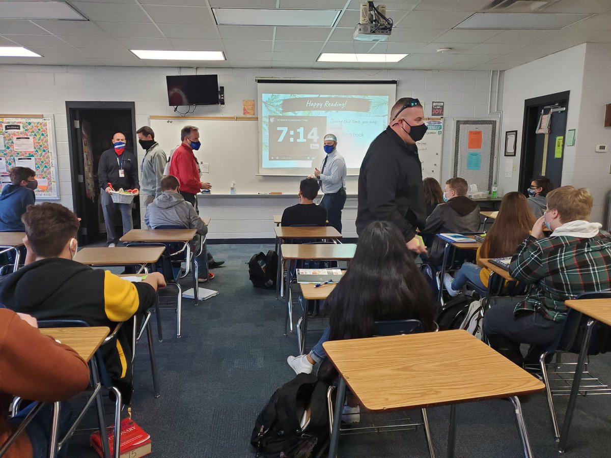 pacemediacenter's tweet photo. Congrats to Mrs. White's and Mrs. Fowler's classes who were "caught" reading today by the CPR prize patrol! They won cookies and candy!#read https://t.co/rYwcHc62ND