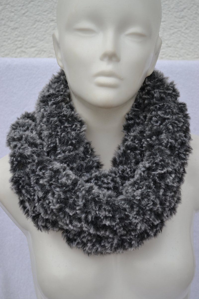Masche21A's tweet photo. Ich freue mich, den jüngsten Neuzugang in meinem #etsy-Shop vorzustellen: Loop Schlauchschal Schal Loopschal grau anthrazit Plüsch von Hand gestrickt hhttps://www.etsy.com/de/shop/Masche21#weihnachten #loop #schlauchschal #schal #loopschal #uni #handgestrickt https://t.co/EtFHqQNbUI