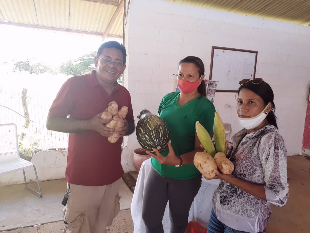 Infocomunal2's tweet photo. #Infocomunal2 || En el Territorio de la Comuna Socialista CARUBARIGUA, ubicada en en Municipio Colina del Estado Falcón, realizaron una jornada de recolección de la cosecha y fueron acompañados por la Viceministra de Participación Comunal Erika Méndez, @Mp_Comunas, FONDEMI https://t.co/I13pCF6Gge