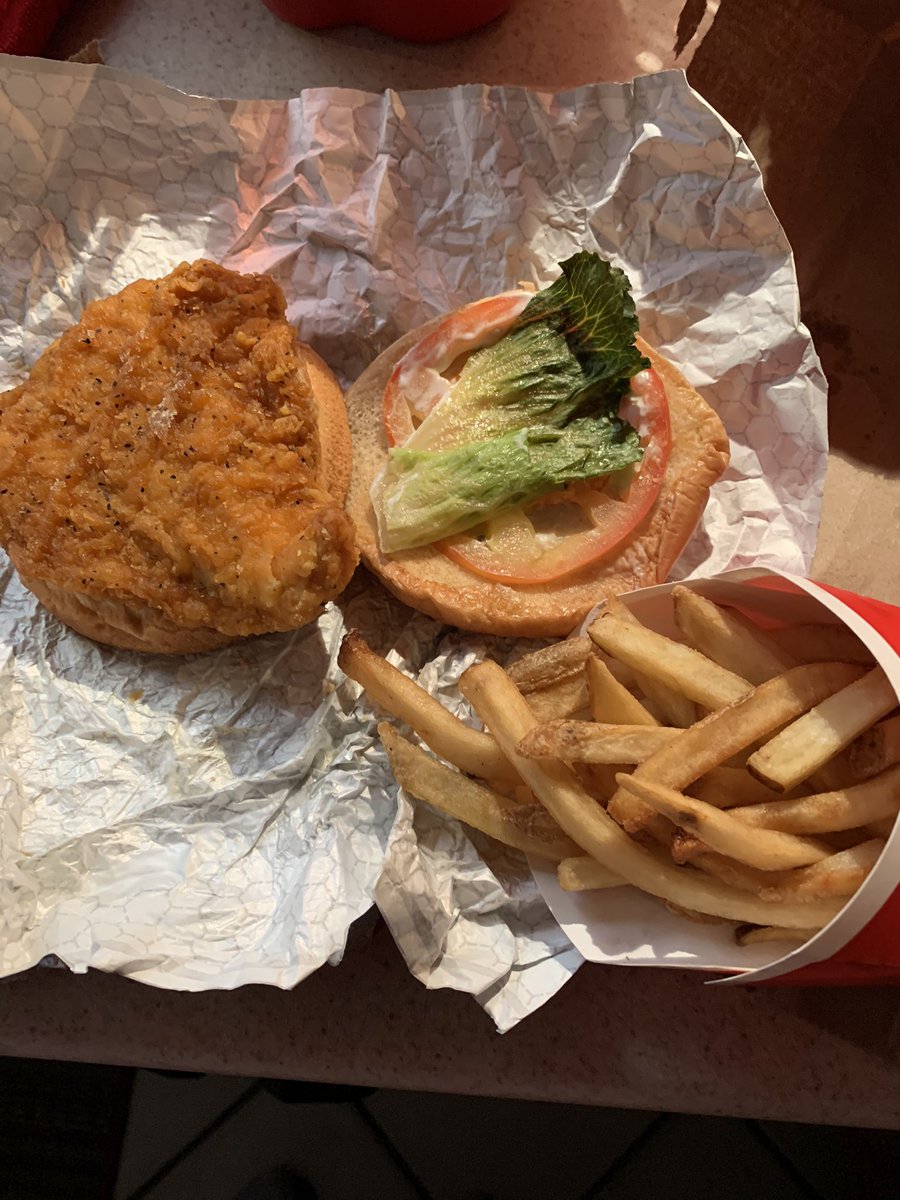 Very_Unique4's tweet photo. @Wendys Store # 1590...as much as you charge for spicy chicken combo it should look much better than this! its a shame that a 4 for $4 is better put together &amp; cheaper! https://t.co/IcBO6EGblT