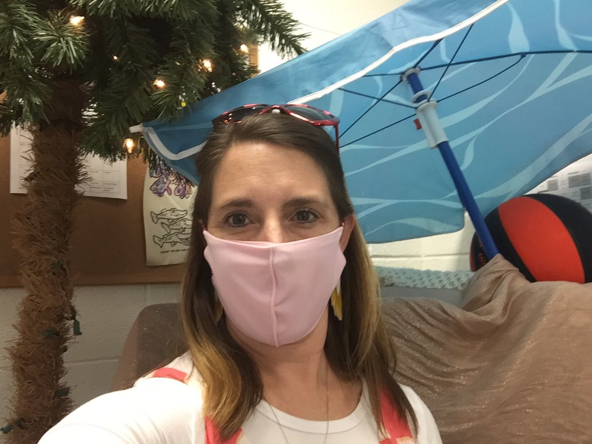 BethJClark4's tweet photo. Yes, that’s a real background! #vacationday #bermudaspirit @GoTDKnights @VAEducatorCMJ https://t.co/cFgKMXEAuV