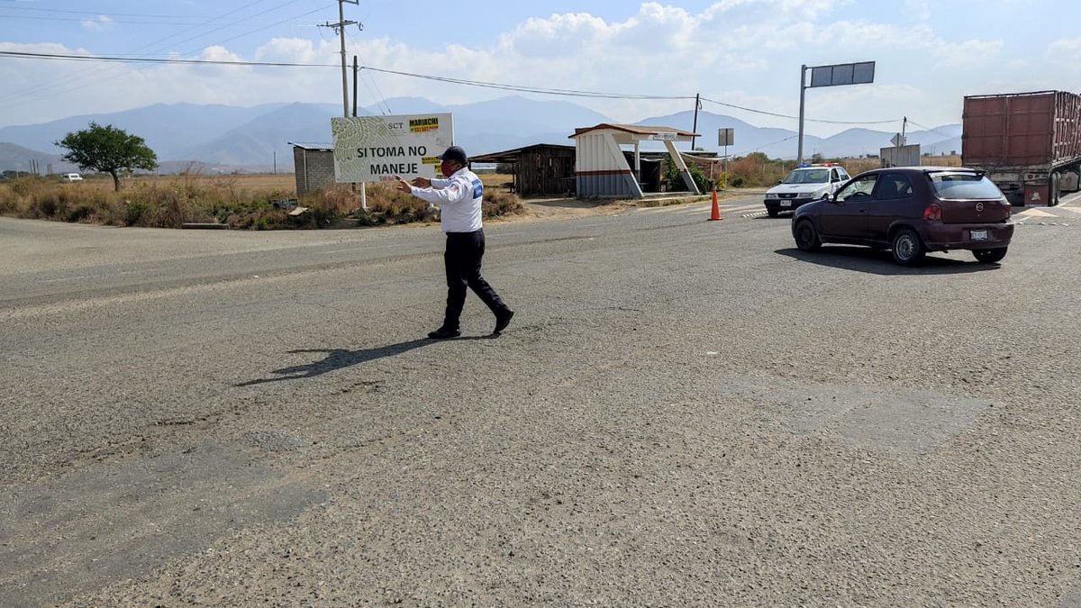 PolVial_GobOax's tweet photo. Instalamos dispositivo de seguridad vial en carretera 175 a la altura de Magdalena #Ocotlán.

Para agilizar la circulación en las rutas alternas por la afectación vial en la zona. #Oaxaca 

@GobOax @alejandromurat @SSP_GobOax @SIDISSP_GobOax https://t.co/OuODn3gn2B
