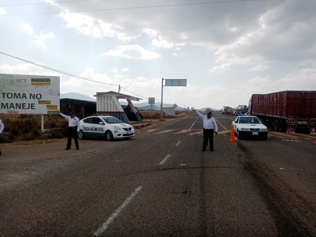 PolVial_GobOax's tweet photo. Instalamos dispositivo de seguridad vial en carretera 175 a la altura de Magdalena #Ocotlán.

Para agilizar la circulación en las rutas alternas por la afectación vial en la zona. #Oaxaca 

@GobOax @alejandromurat @SSP_GobOax @SIDISSP_GobOax https://t.co/OuODn3gn2B