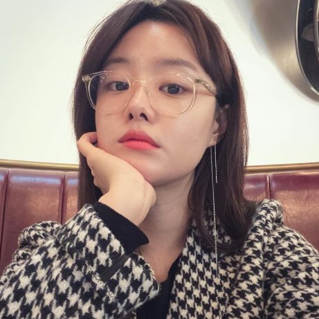 scrtarchive's tweet photo. jieun with glasses is my mood 🪐 https://t.co/kVVe9Icwb8